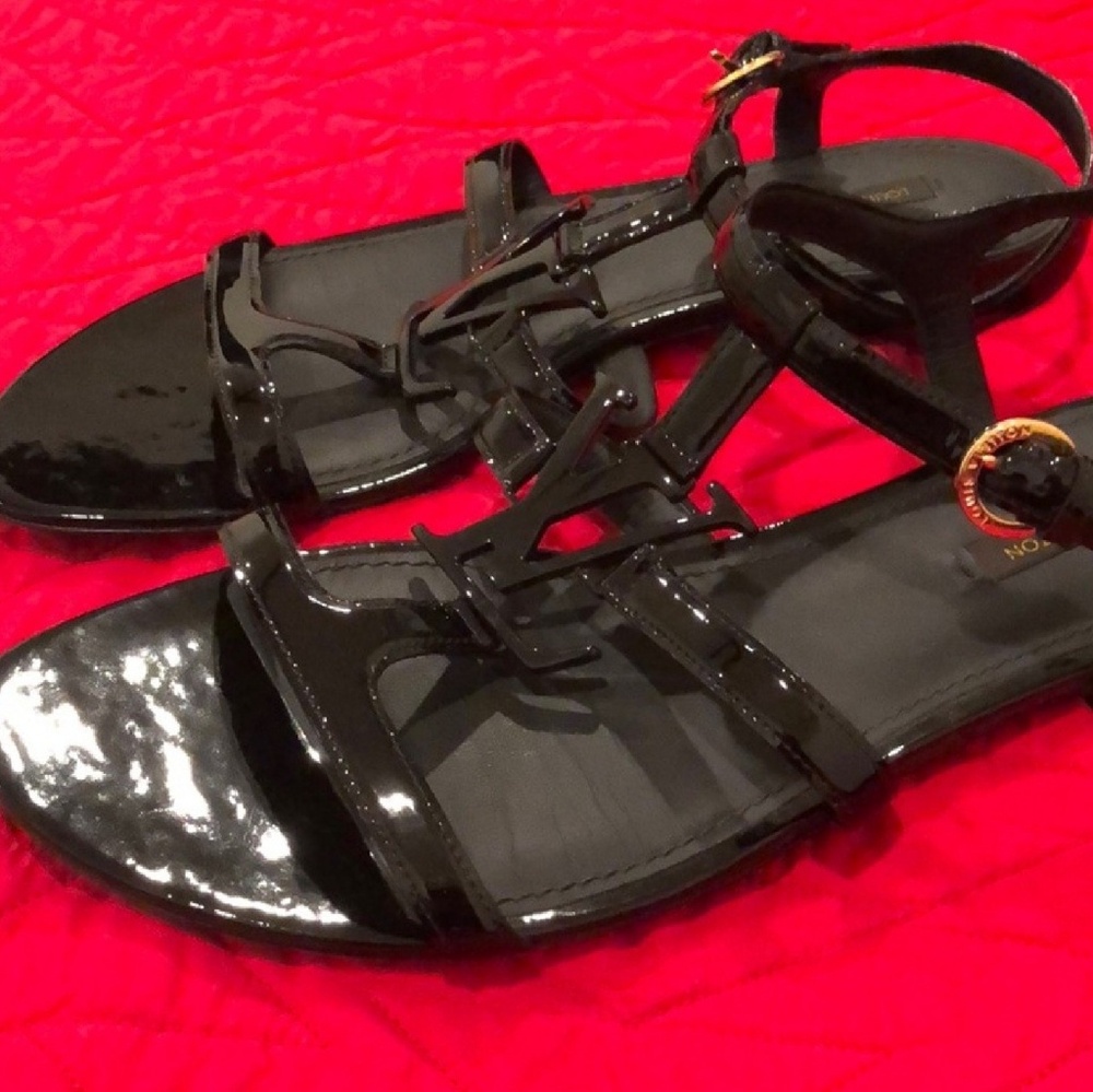 Louis Vuitton Sandals great condition a must have